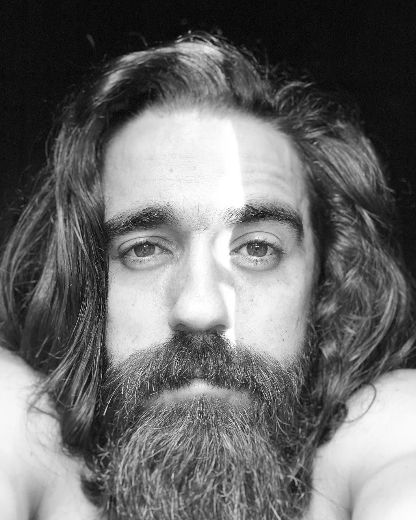 Uma foto preto e branco de Danilo dando foco em seu rosto.